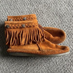 Minnetonka High Top Back Zip Boot